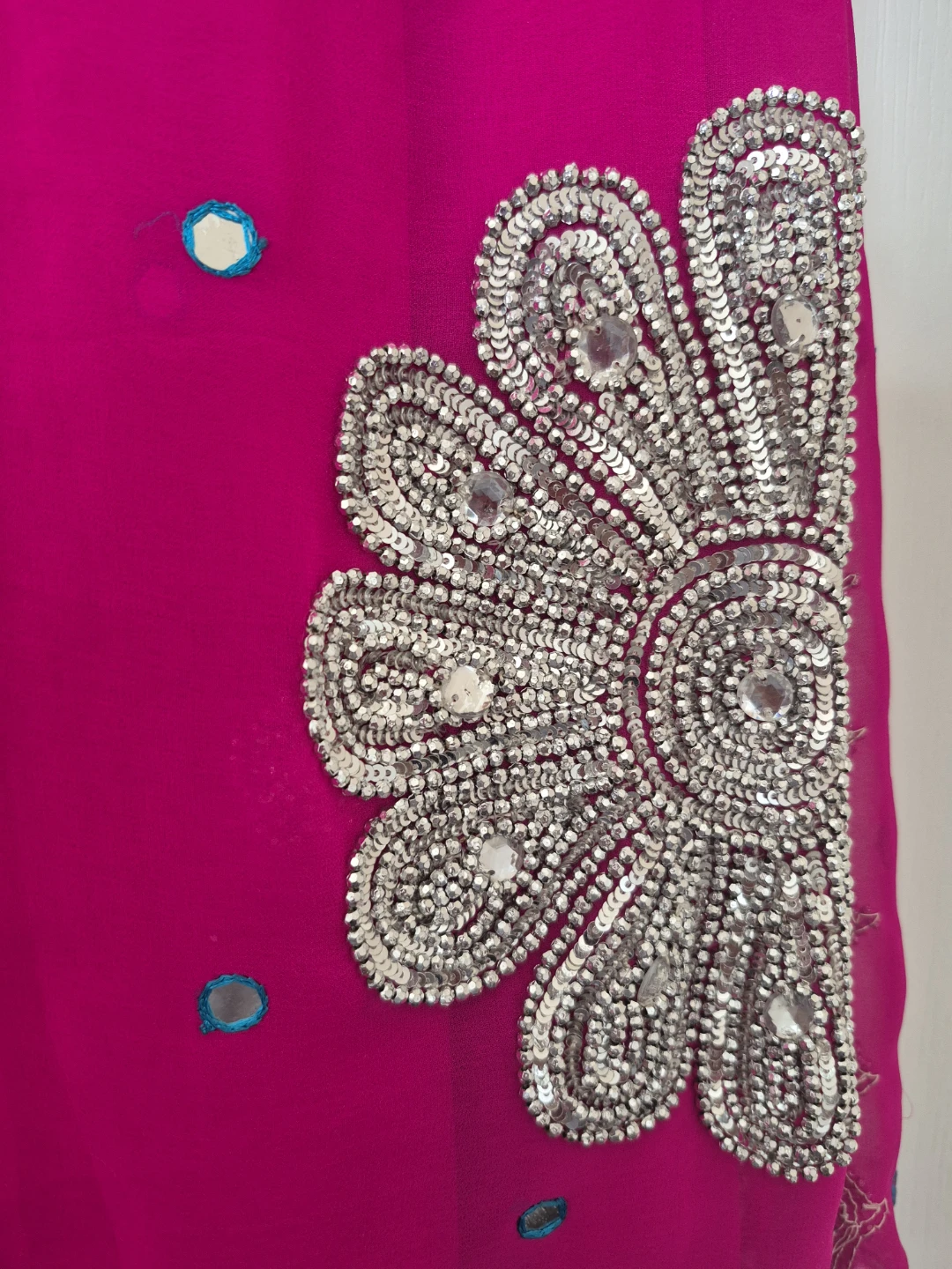 Women's Magenta Embroidered Saree - photo 2