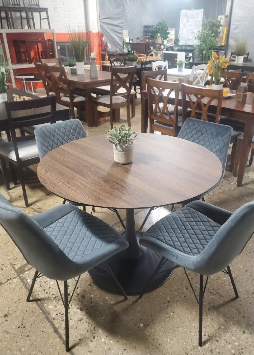 mid Century Modern Style Round Dining Table with 4 Chairs