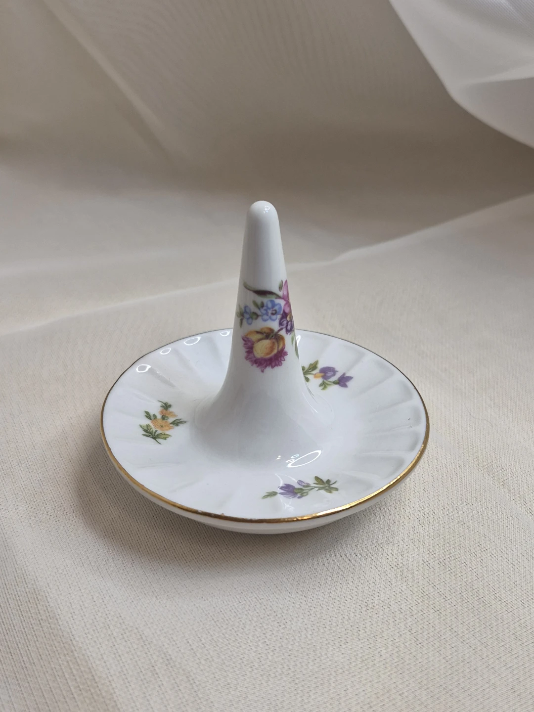 Vintage GDR Floral Porcelain Ringholder - photo 4