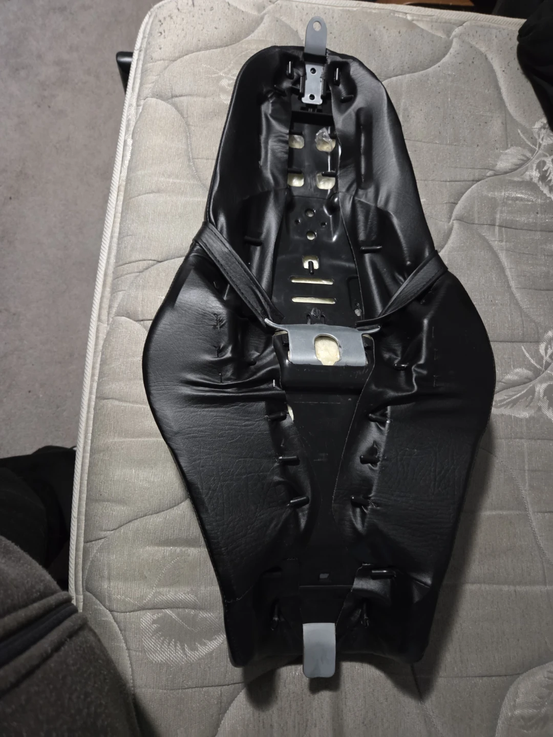 2 up seat for 2004 to 2006 sportster xlc - photo 2