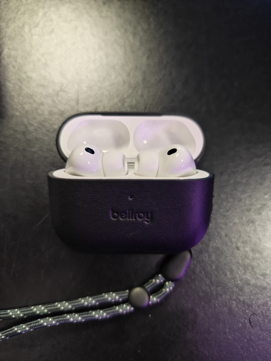 AirPods Pro 3 with a Bellroy leather case - photo 3