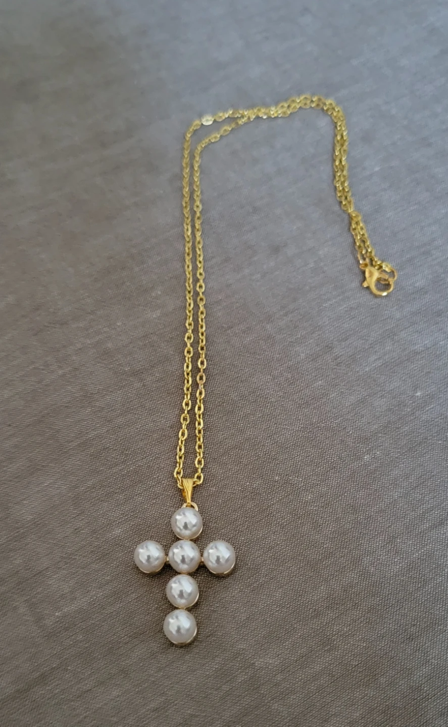 Cross pendant necklace with pearls