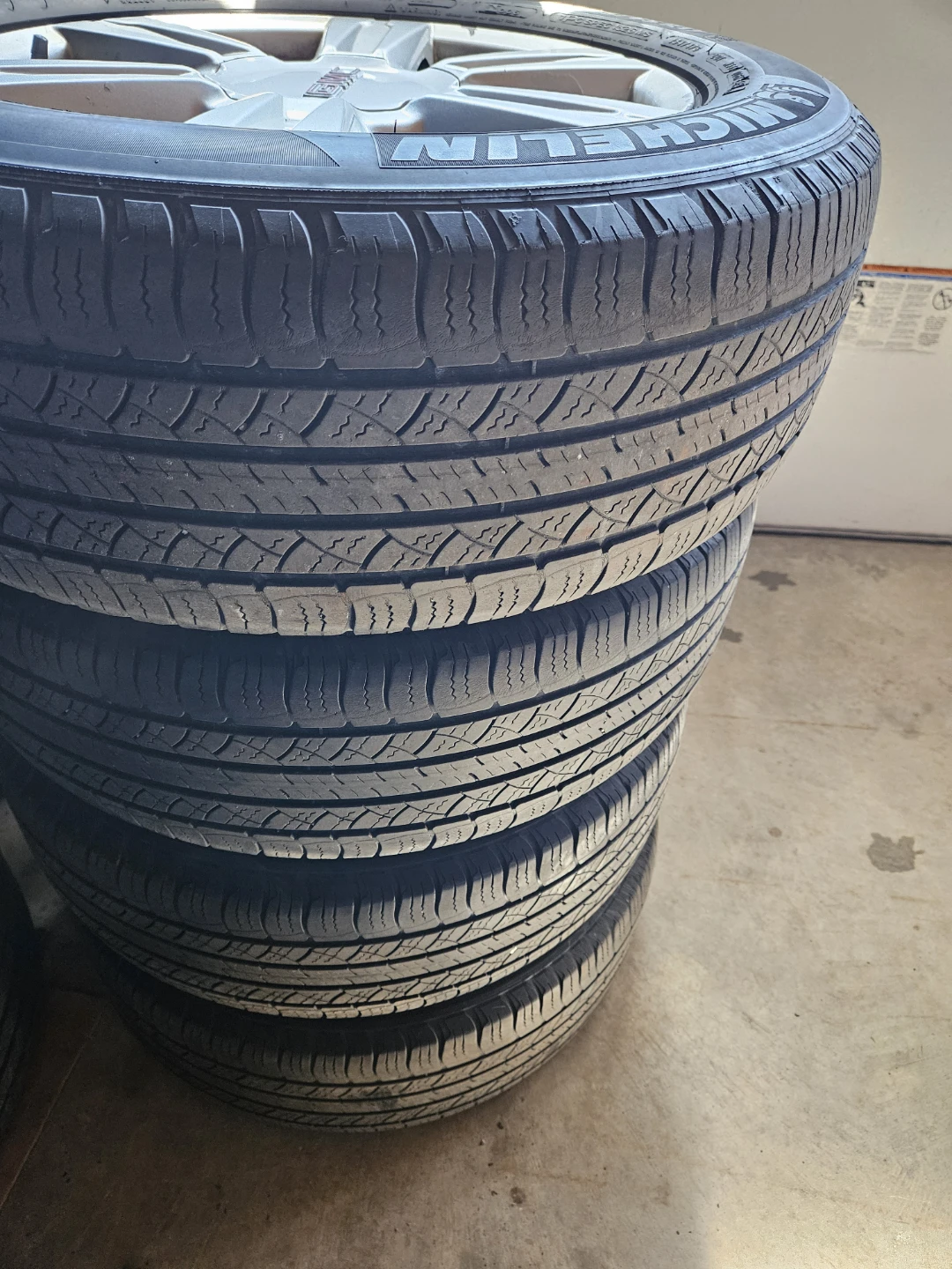 Set of 4 Michelin Tires with GMC Rims - photo 2