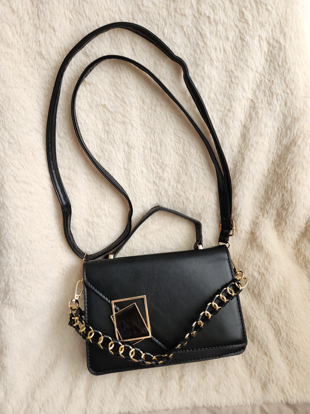 🖤 Stylish black handbag
