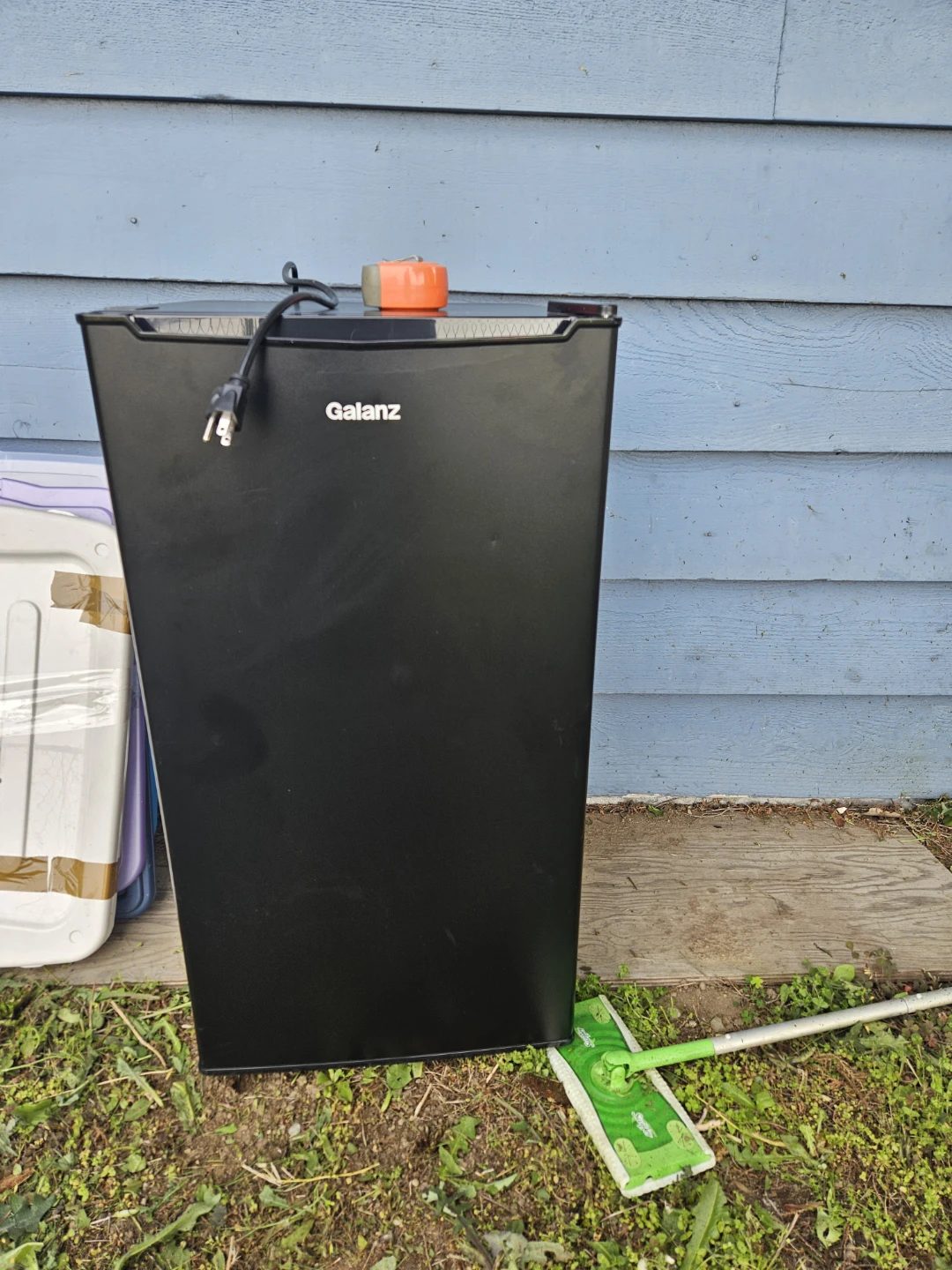 Galanz Black Mini Fridge - photo 2