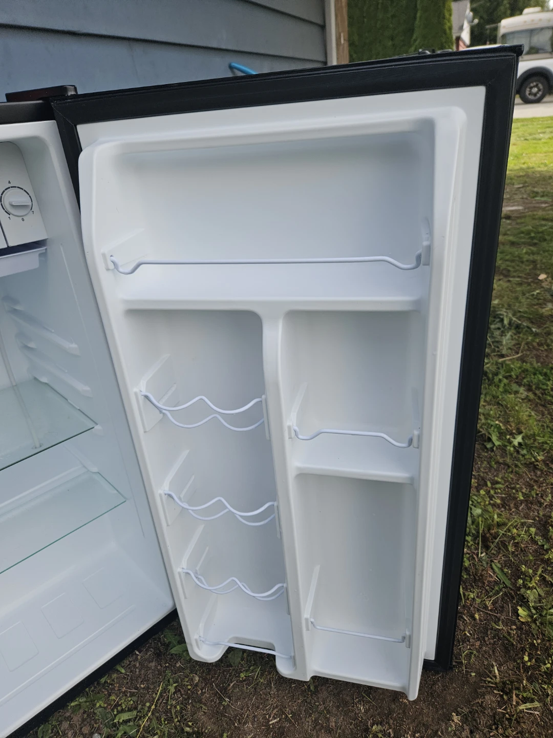 Galanz Black Mini Fridge - photo 5