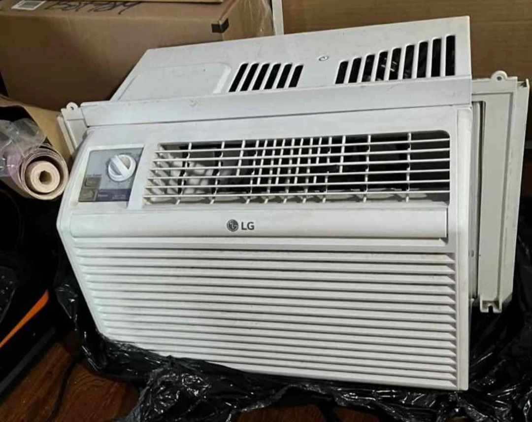 Set of 2 LG and GE window Air conditioners both excellent works