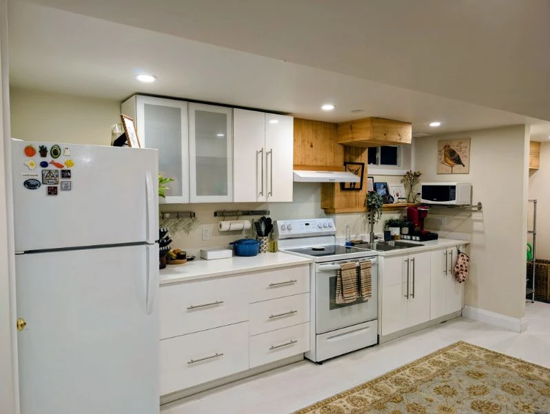 BASEMENT 1 BEDROOM APARTMENT FULLY FURNISHED - photo 3