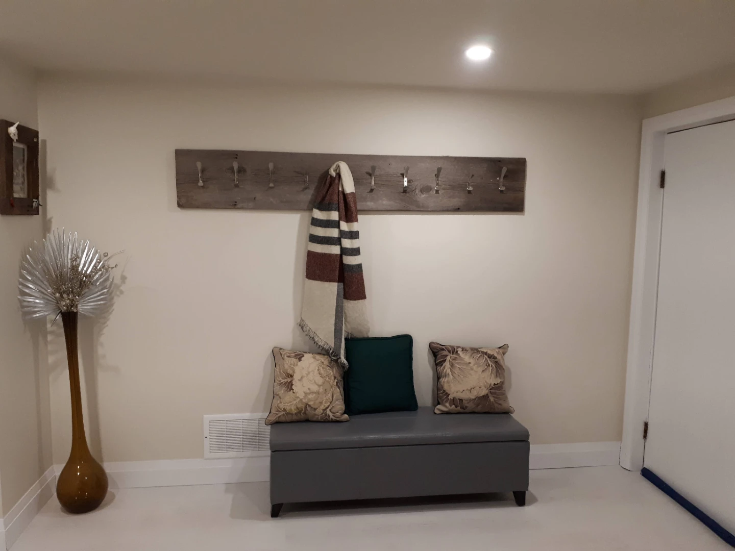 BASEMENT 1 BEDROOM APARTMENT FULLY FURNISHED - photo 5