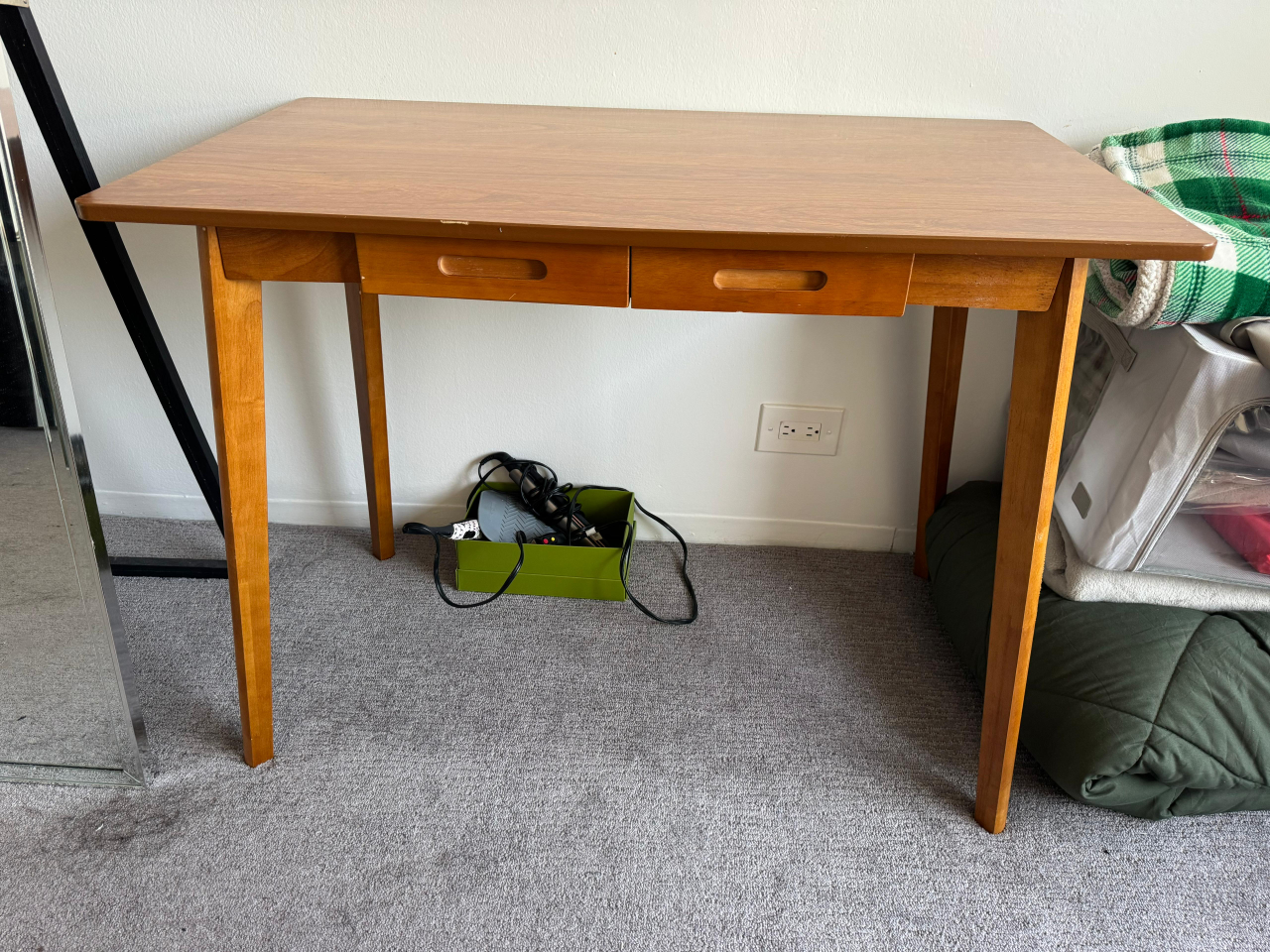 Desk - photo 2
