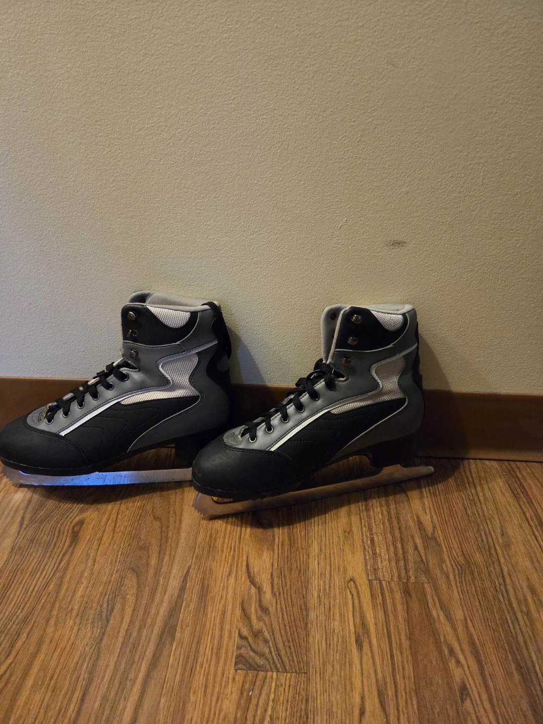 Women Figure Skates - Size 10