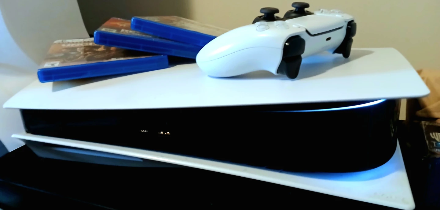 PlayStation 5 Console, Games (x3) & Controller. - photo 2