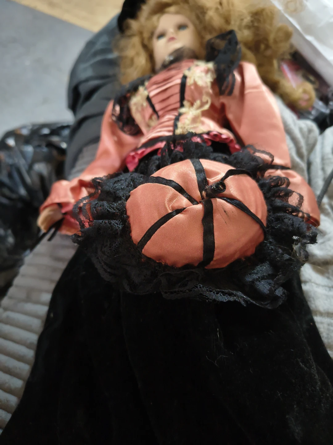 Vanessa Doll "The Collector's Dreams" Porcelain Doll - photo 4