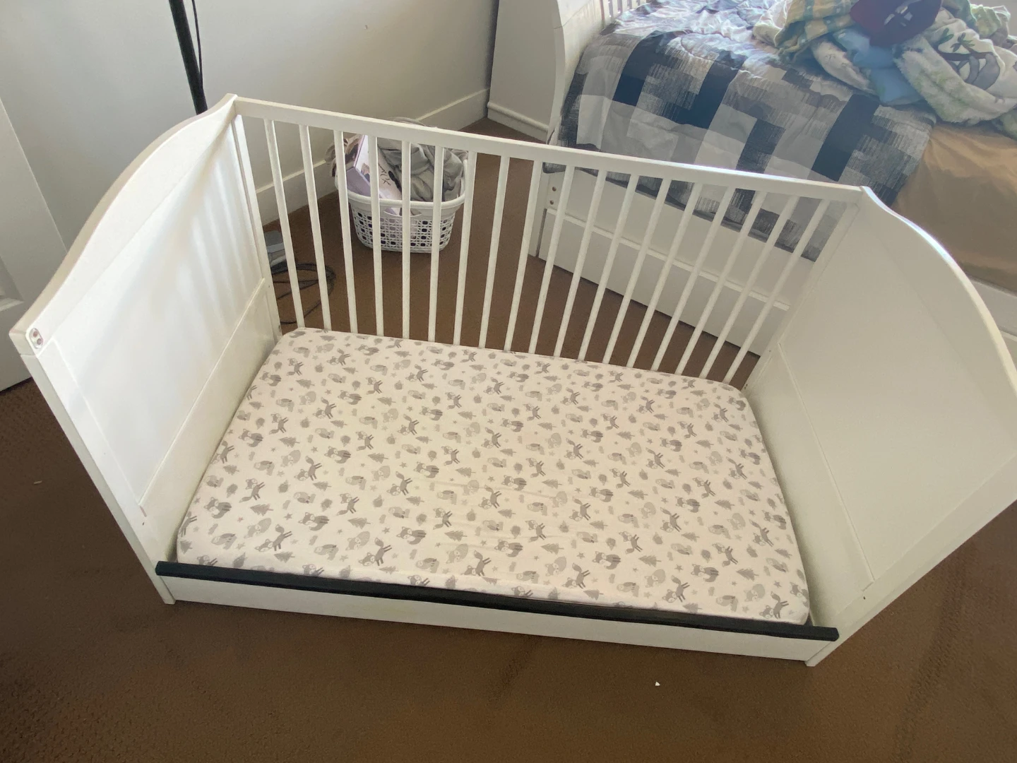 White baby crib with mattress