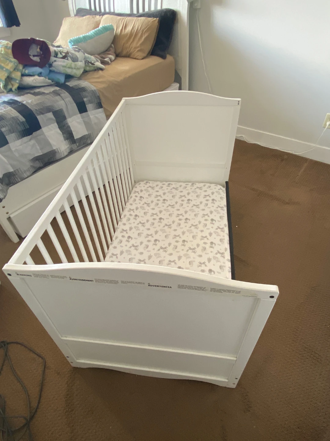 White baby crib with mattress - photo 2