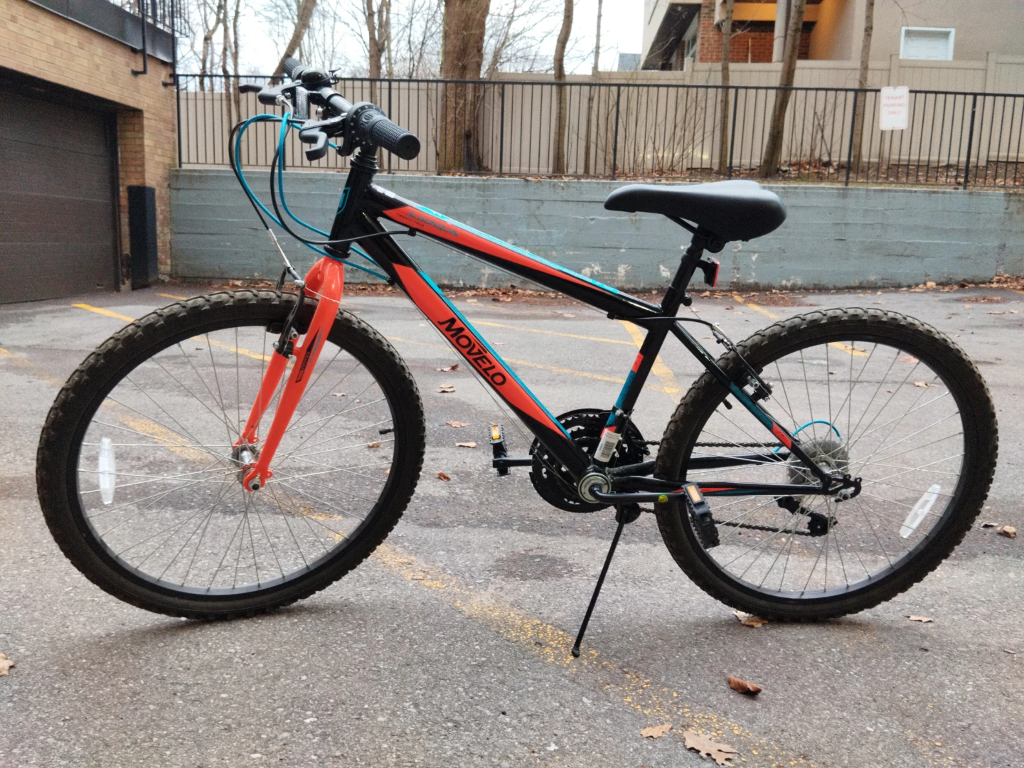 Movelo Algonquin 24" Mountain Bike with helmet and lock