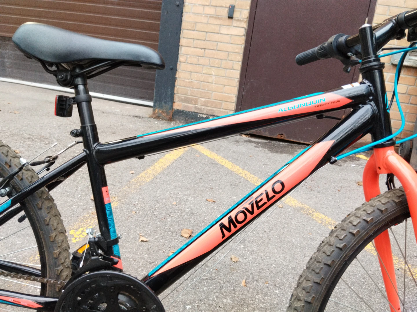 Movelo Algonquin 24" Mountain Bike with helmet and lock - photo 3