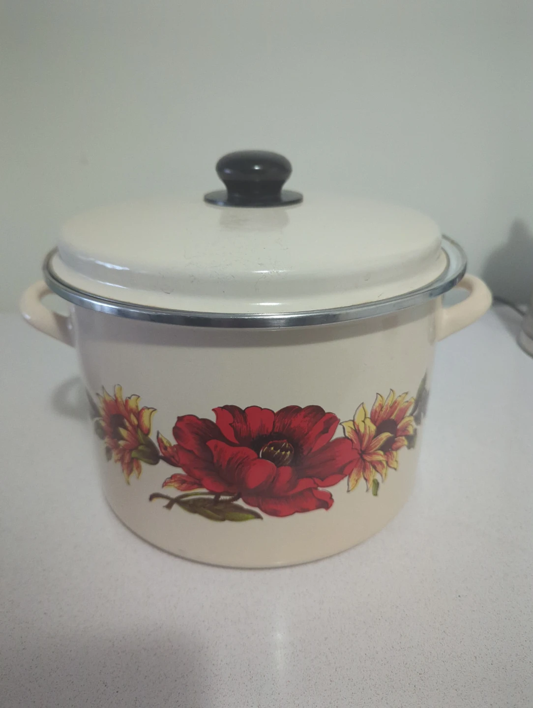Enamel stock pot with floral design