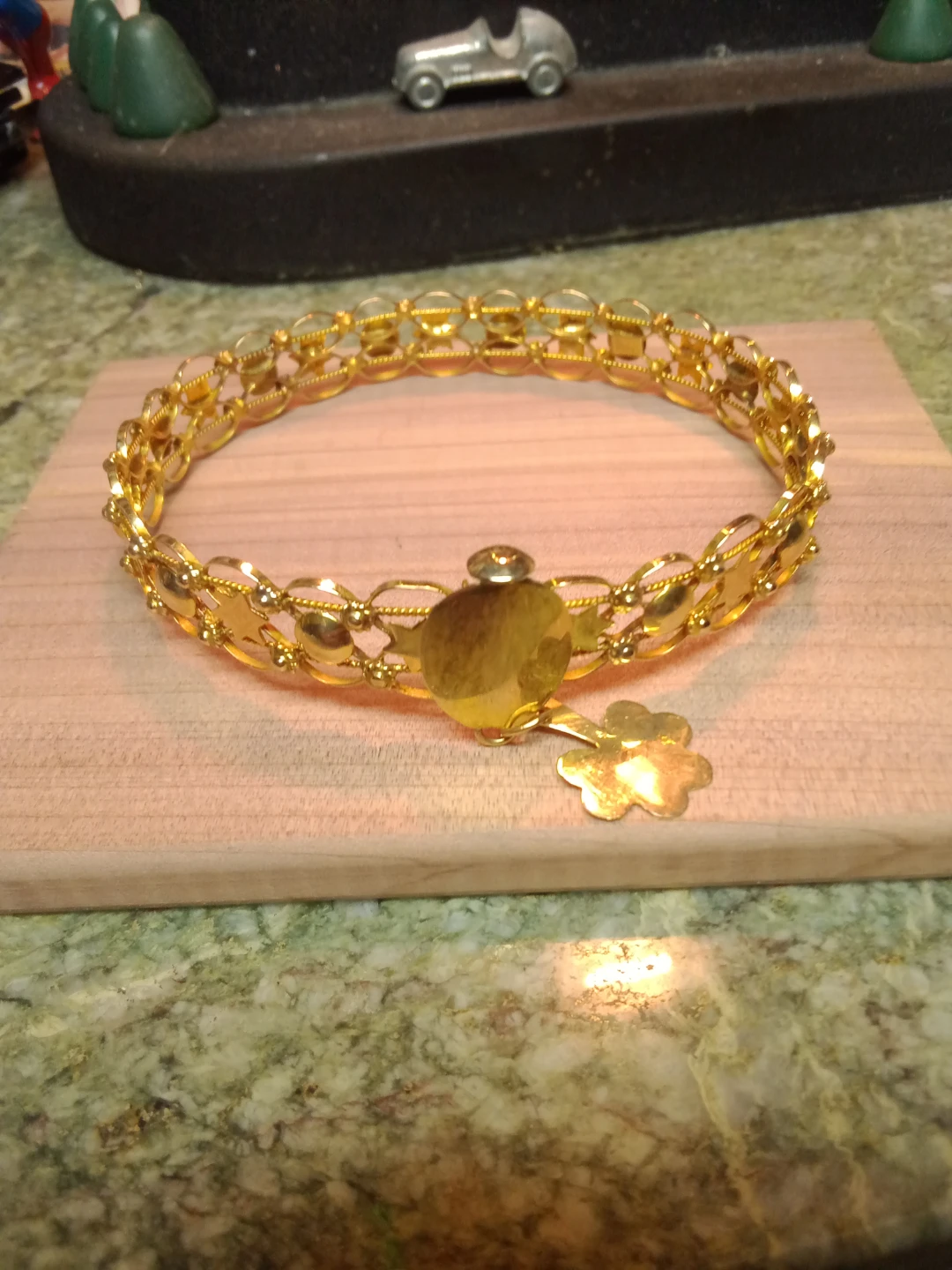 10 inch 14k women's bracelet weight 14.1 grams.