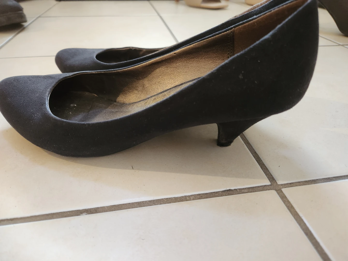 Black Suede Kitten Heels Pumps Size 39 EUR - photo 3