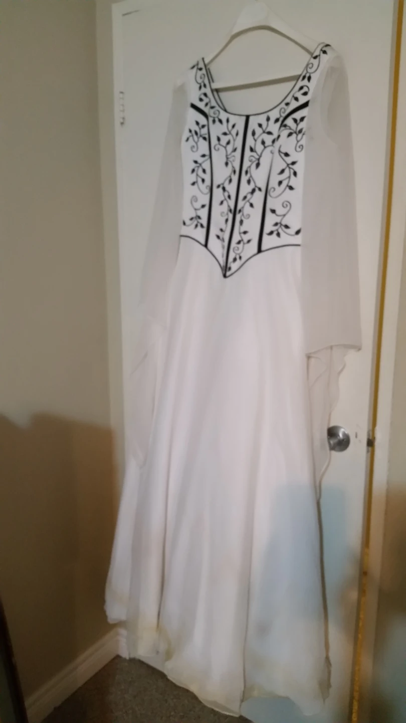 White and Black Embroidered wedding Gown - photo 3