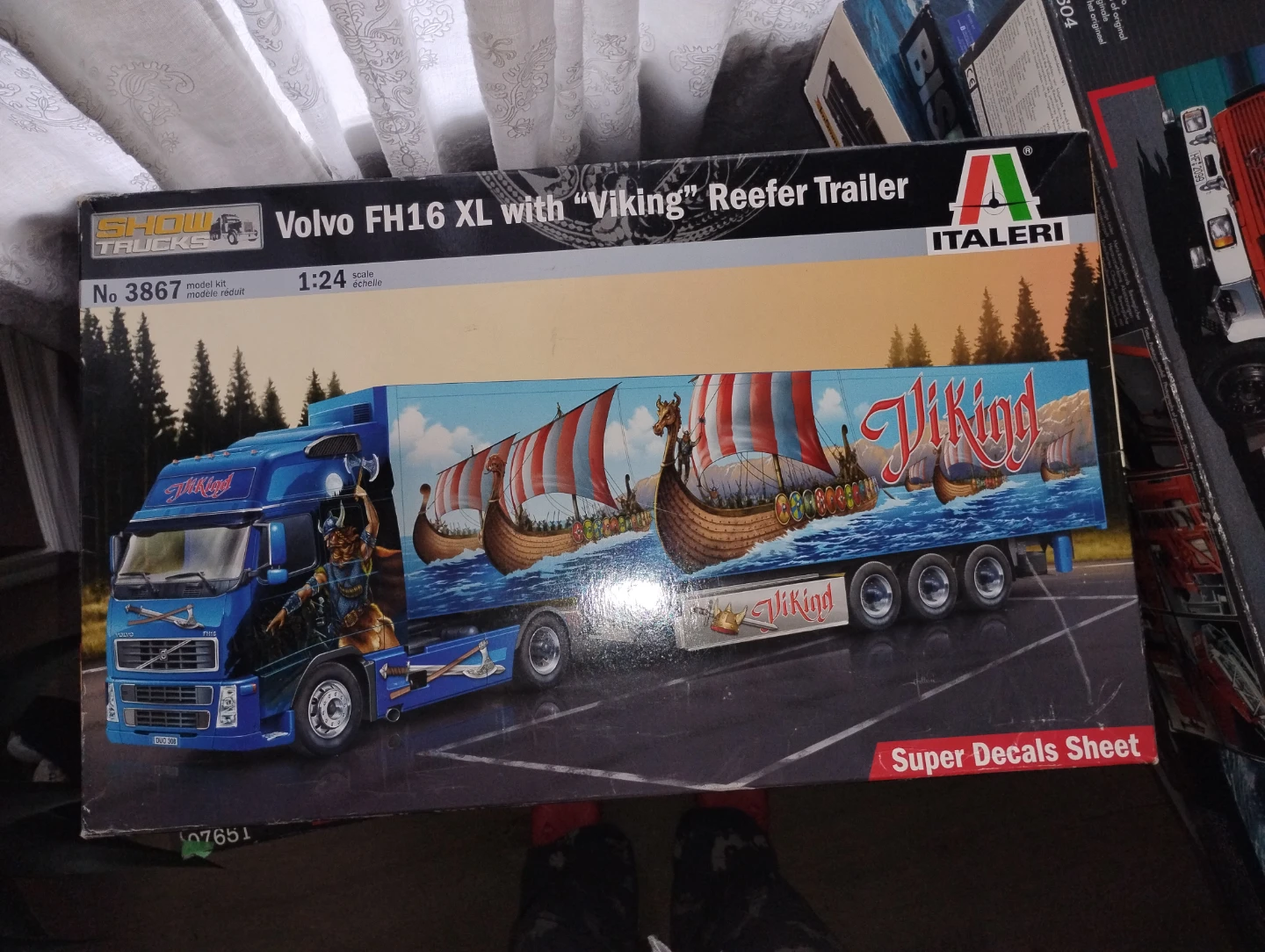 Italeri Volvo FH16 XL "Viking" Reefer Trailer Model Kit 1:24