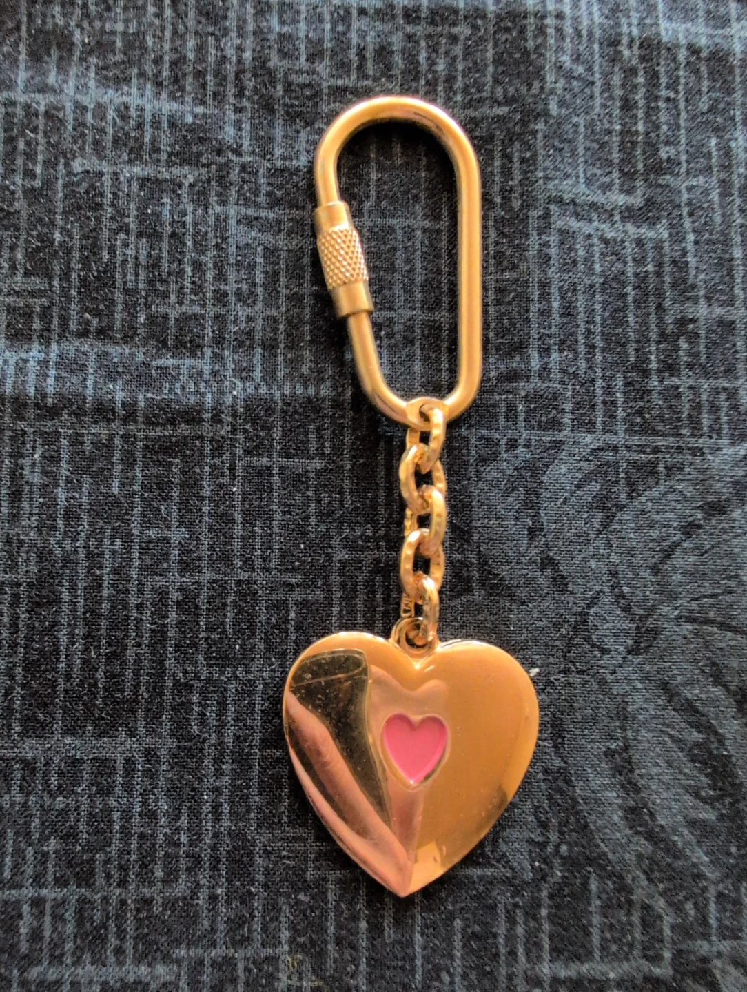 Gold coloured heart keychain with pink accent