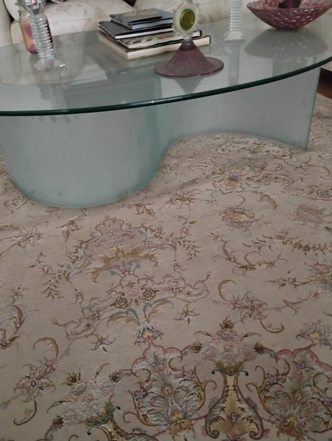 Glass coffee table with modern curved base - photo 3