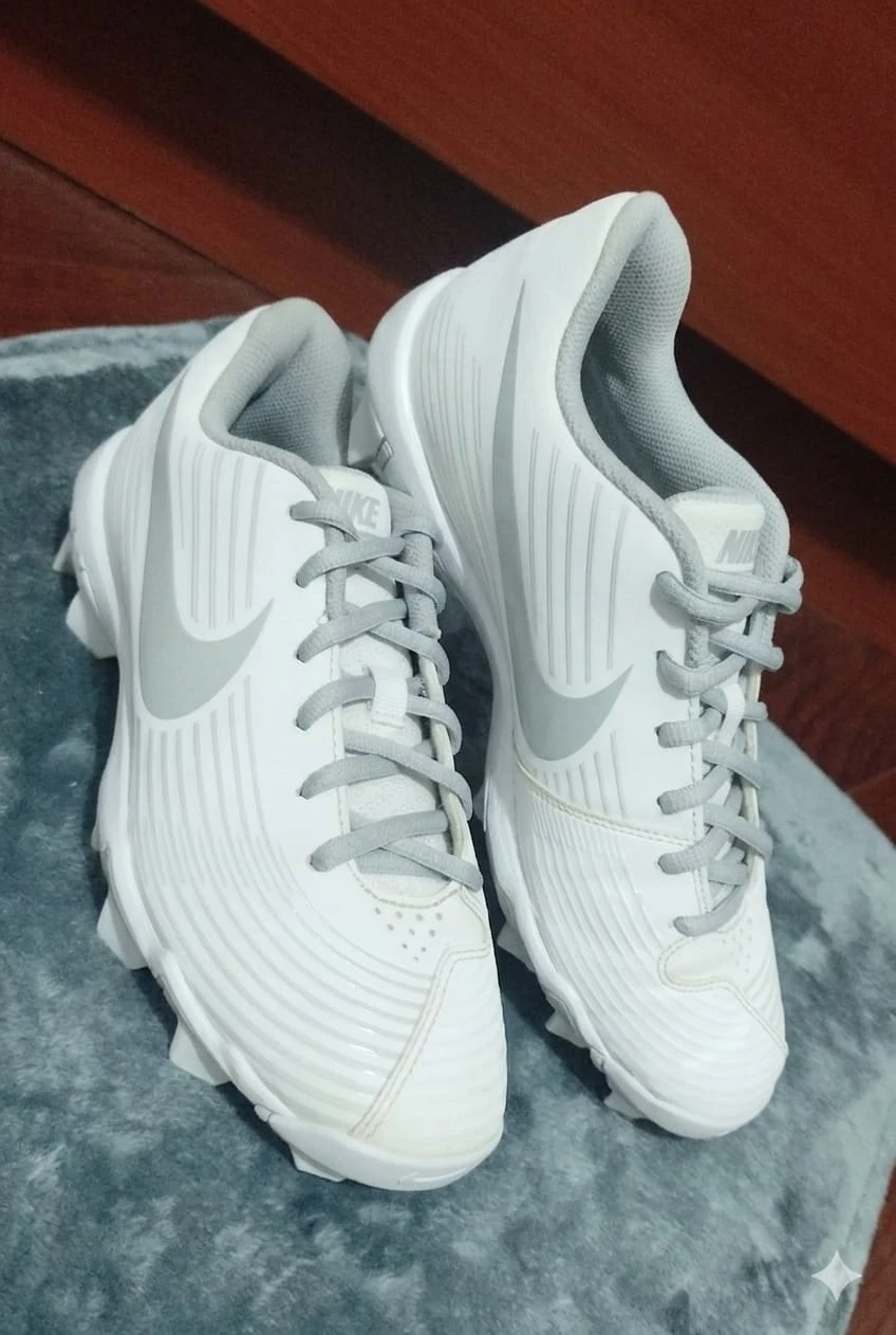 Nike White Baseball Cleats (Nike fastflex)kids 4.5 size
