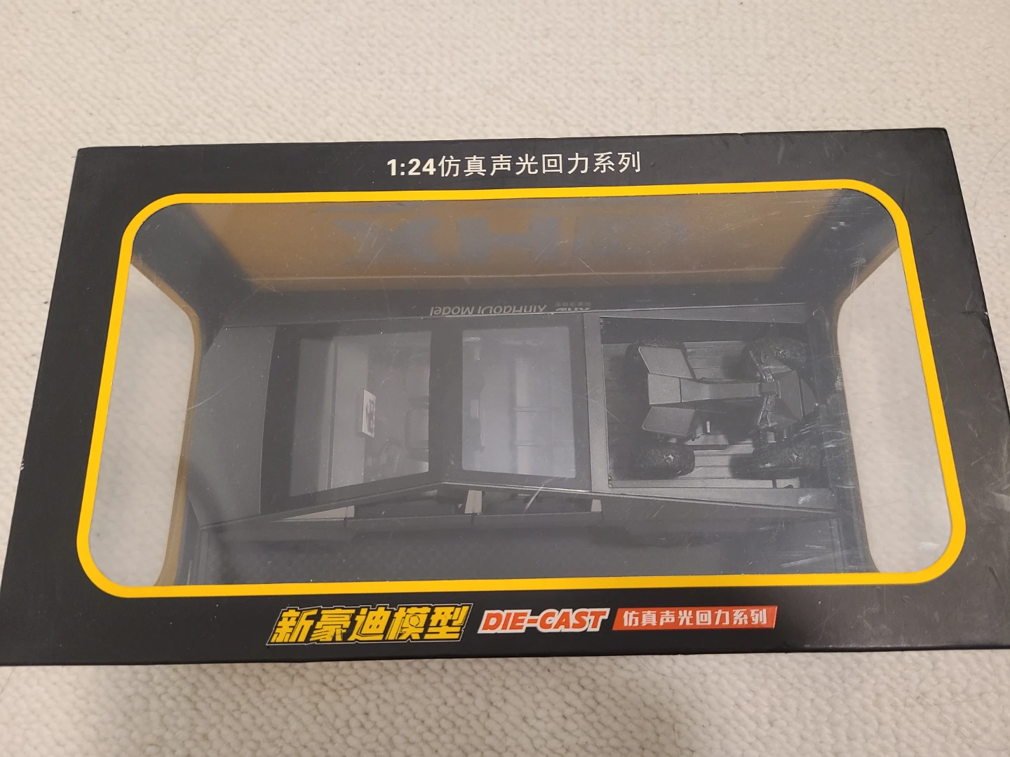 XH 1:24 Die-Cast Tesla Cybertruck Toy Truck - photo 2