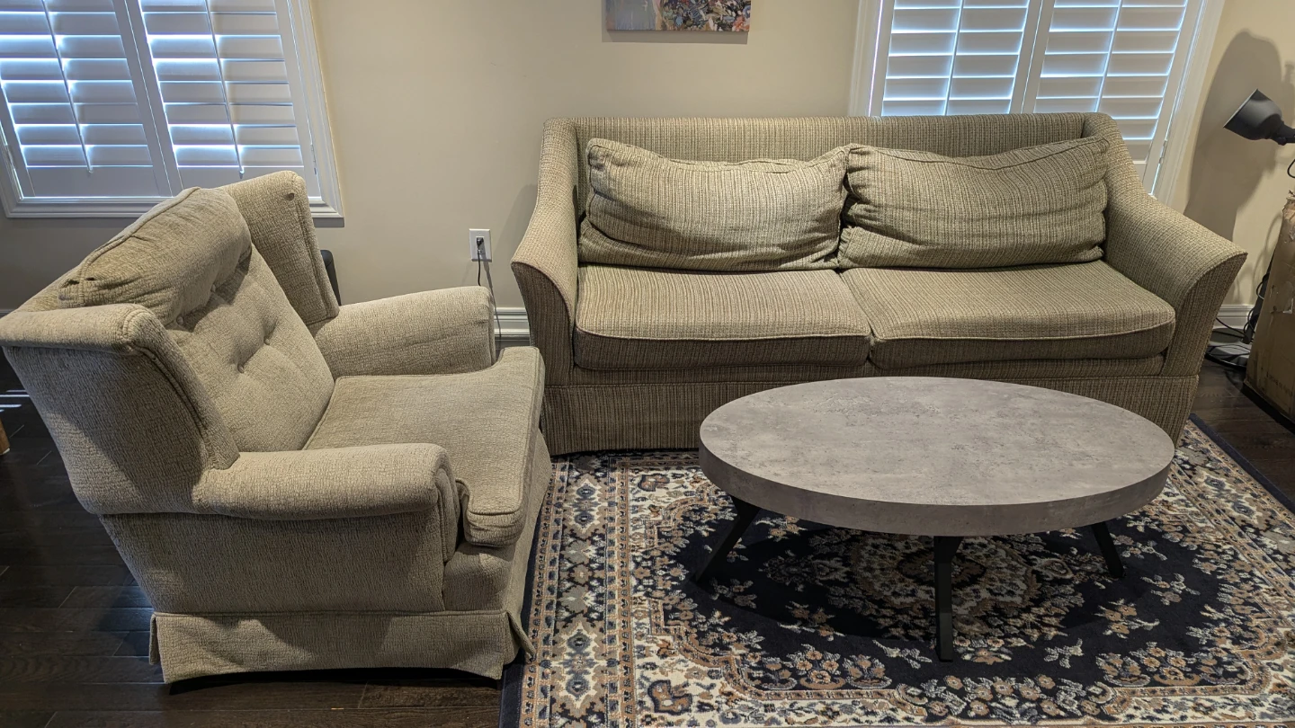 Moving sale - 2-Piece Living Room Set: Armchair and Loveseat