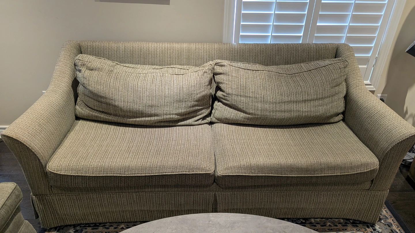 Moving sale - 2-Piece Living Room Set: Armchair and Loveseat - photo 2