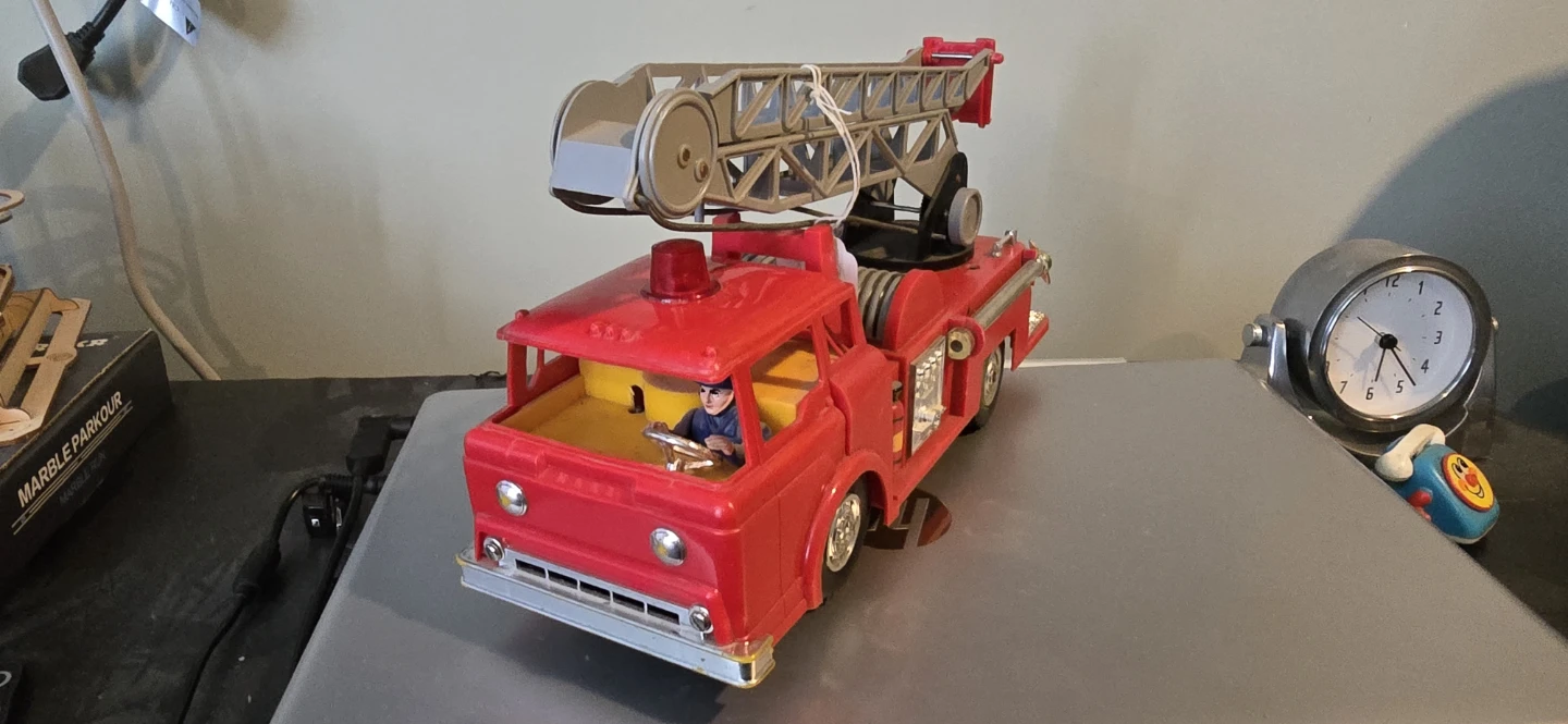 VINTAGE MARX FIRE TRUCK 60'S