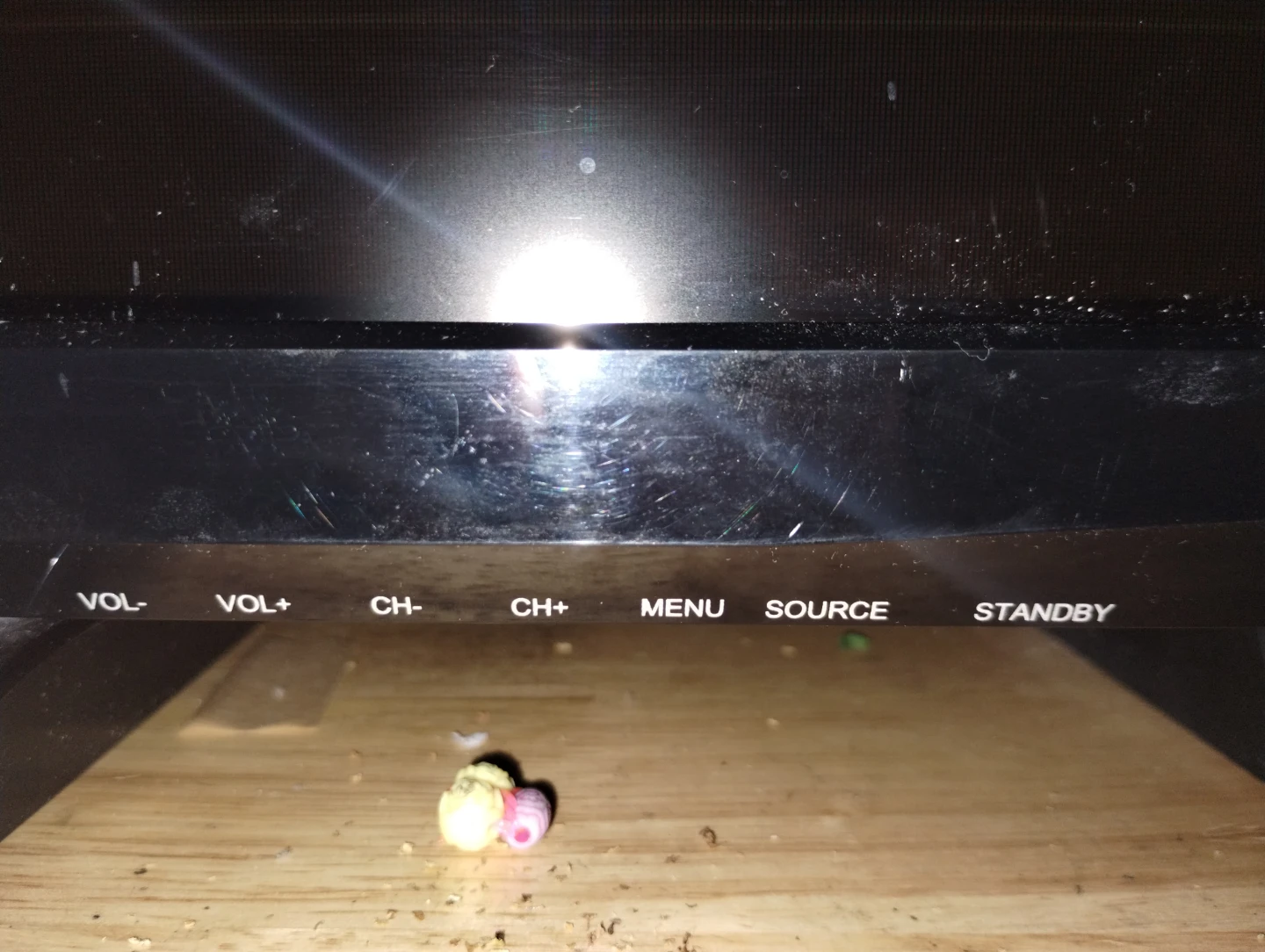 RCA 32" LED TV - photo 3