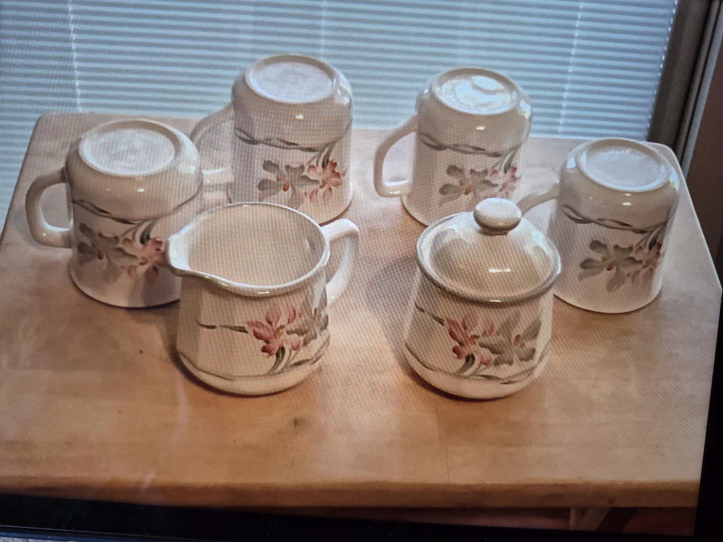 Creamer and Sugar Bowl with 3 Mugs