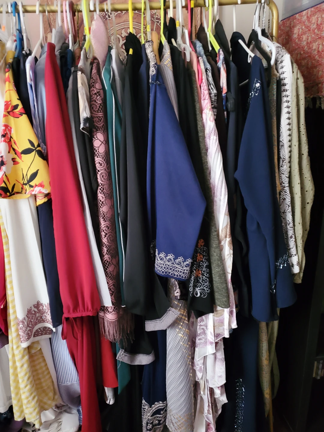 Abayas and dresses store