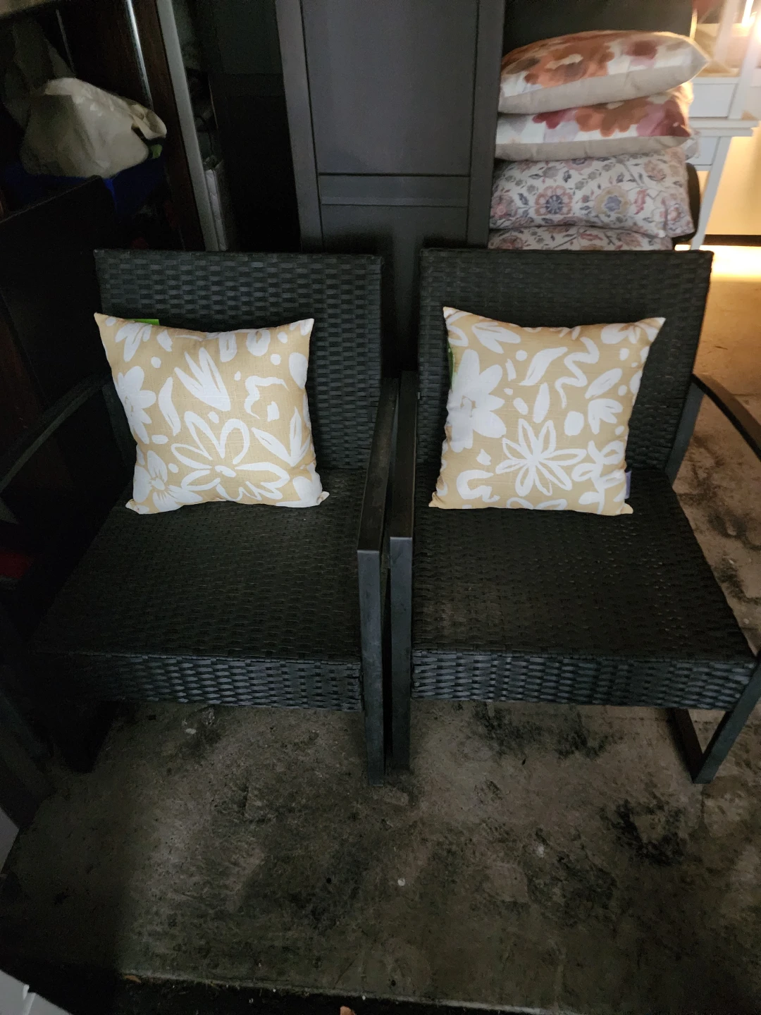 2 patios chairs