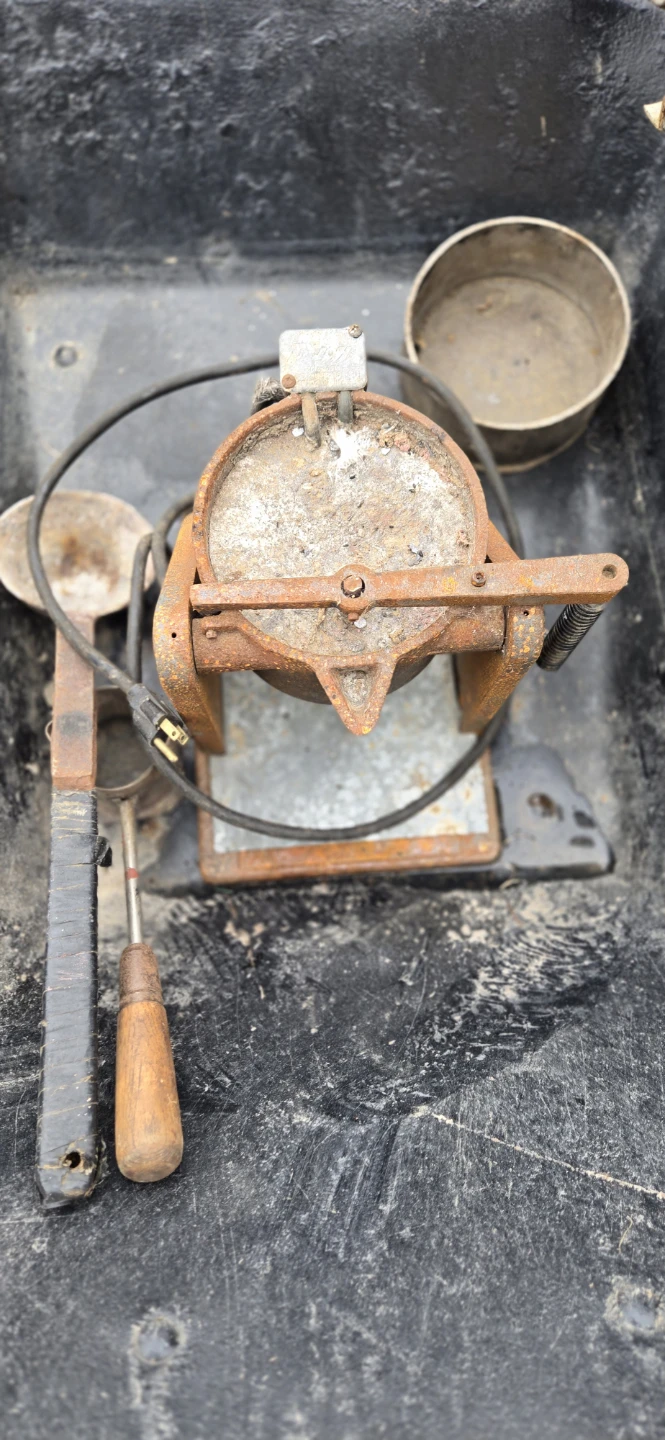 Huber Molds Lead Melting Pot and Ladle Set - photo 2