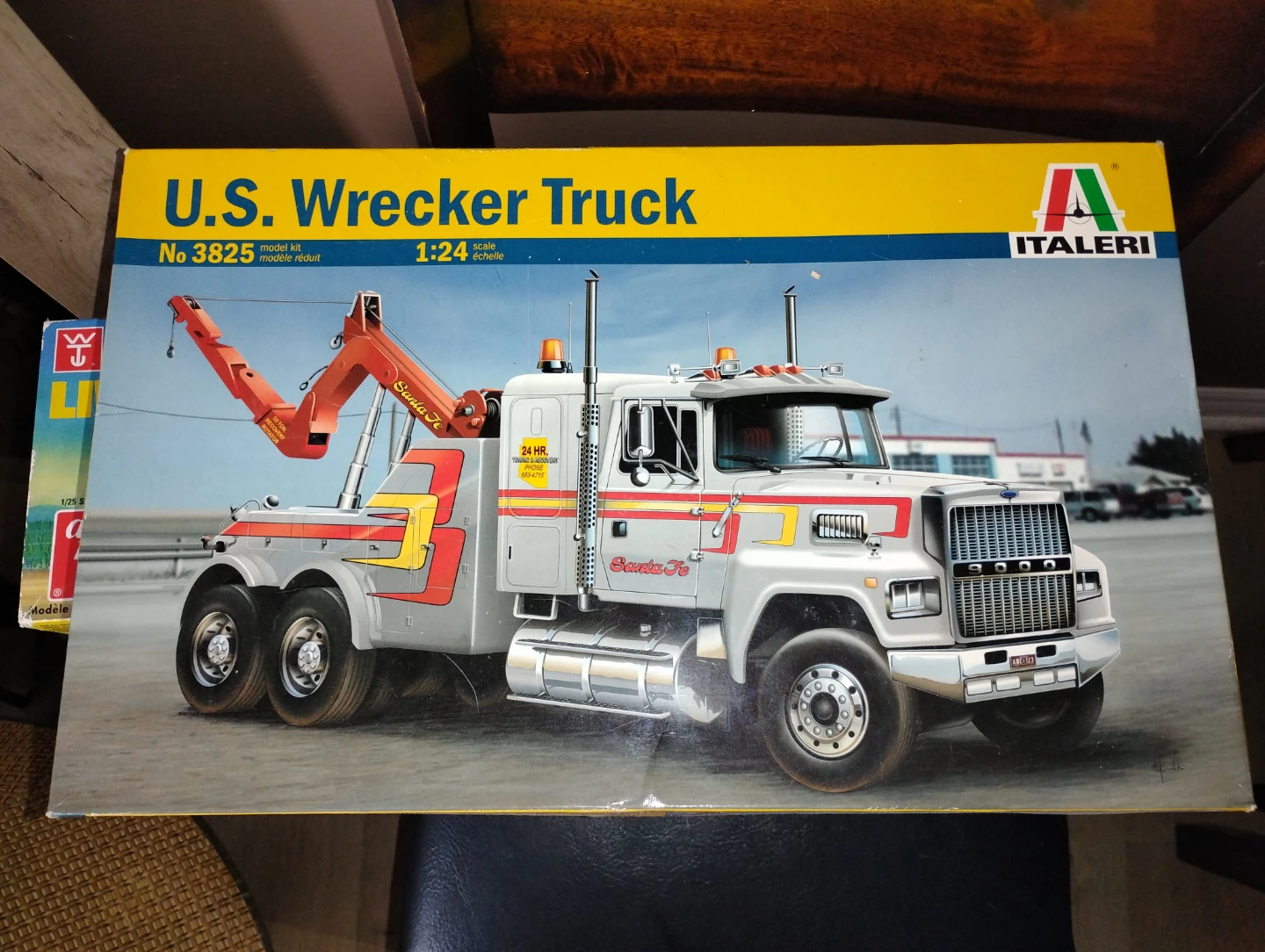 Italeri U.S. Wrecker Truck Model Kit No. 3825 1:24 Scale