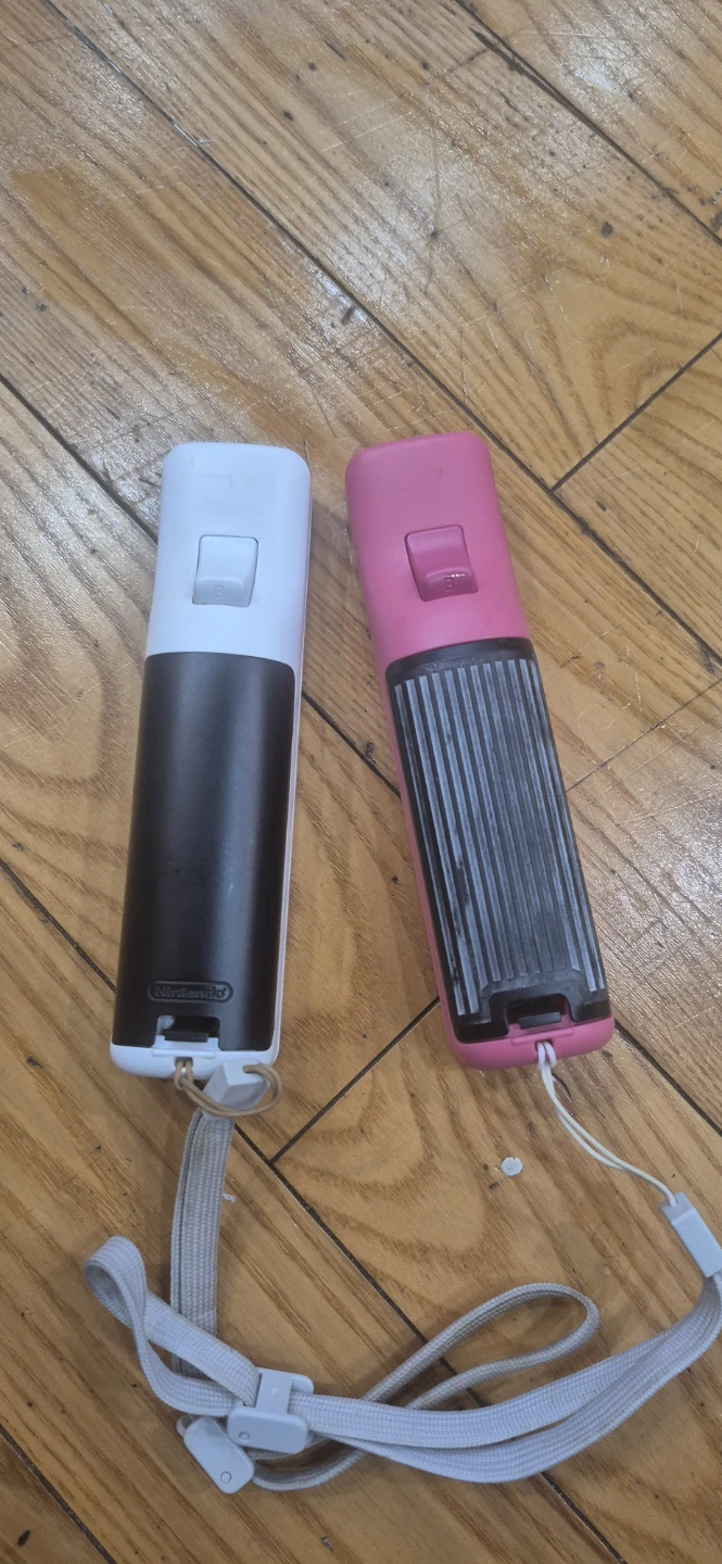 Nintendo Wii Remote Controllers (White and Pink) - photo 4