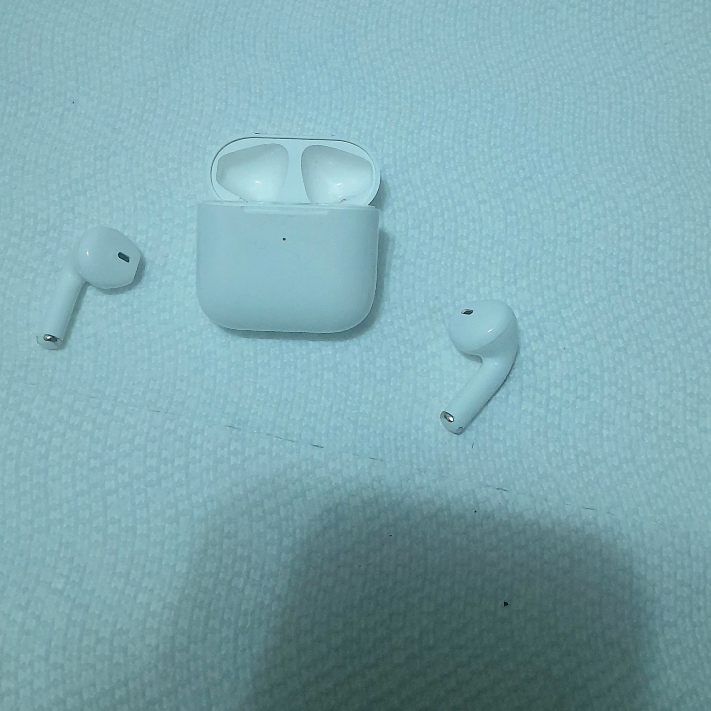 White Wireless Earbuds - photo 2