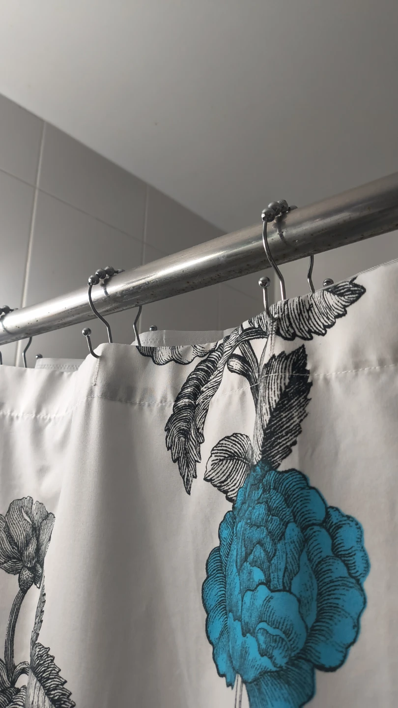 White floral shower curtain and rings - photo 2