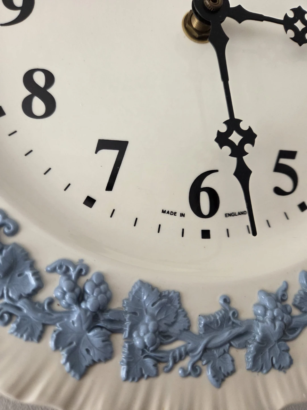Caravelle Quartz Wall Clock Wedgwood - photo 4