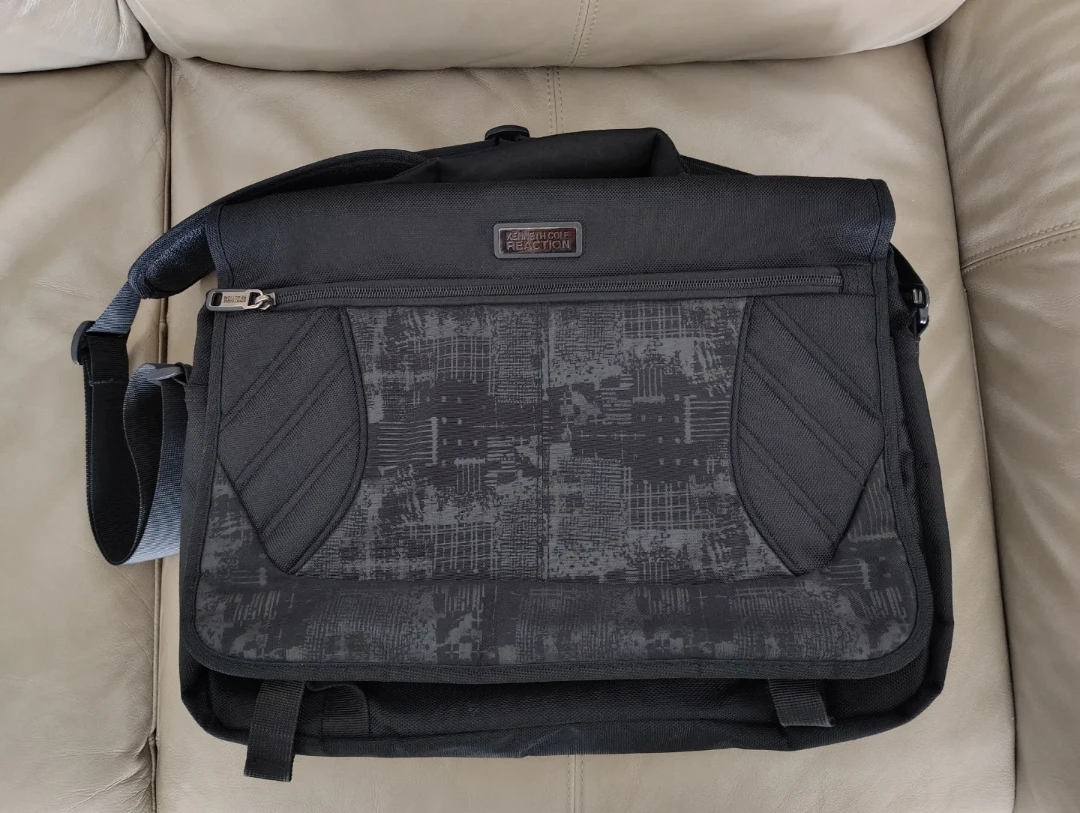 Kenneth Cole Reaction Messenger Bag