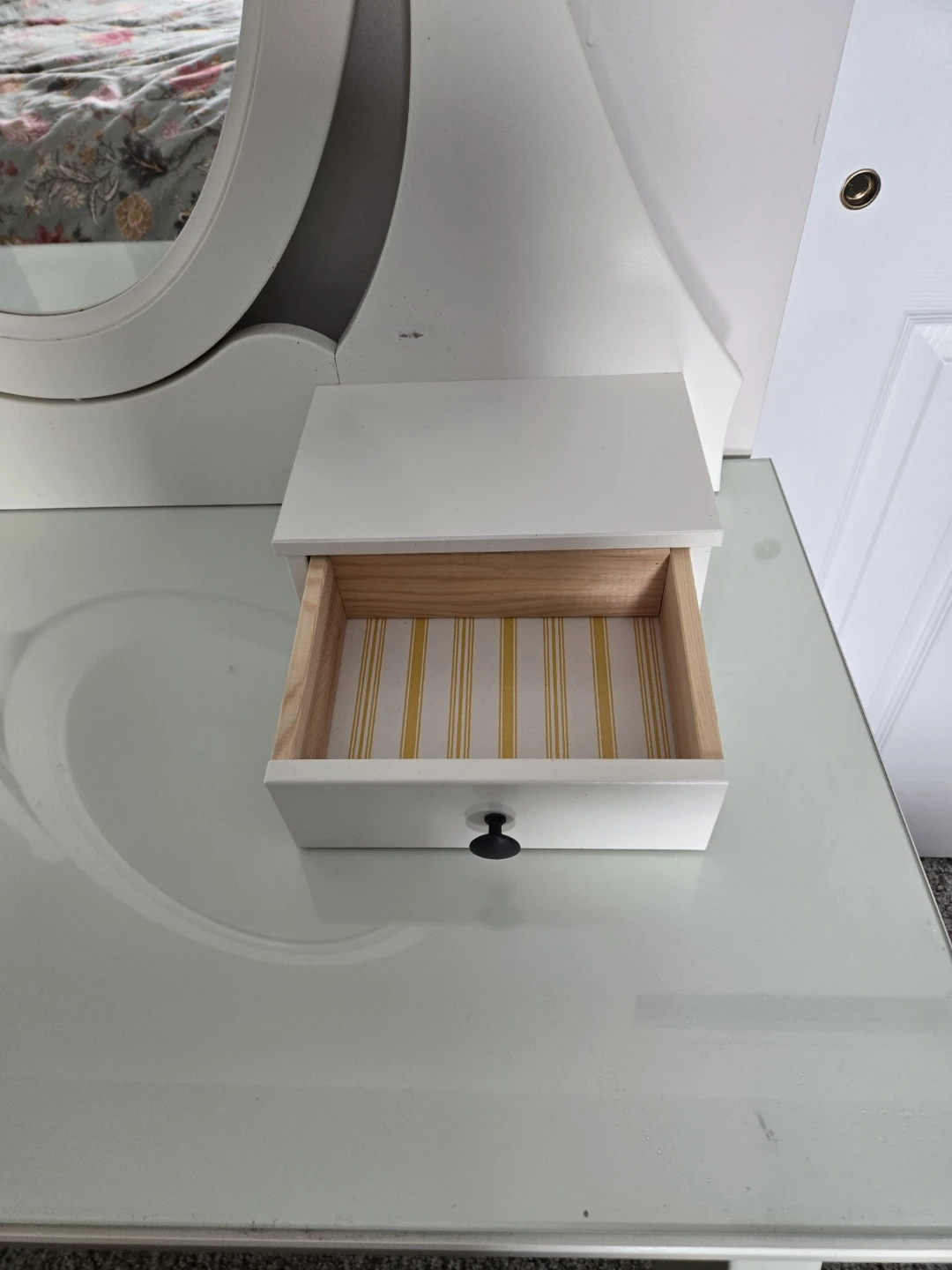 White Vanity Table with Mirror and Drawers - photo 2