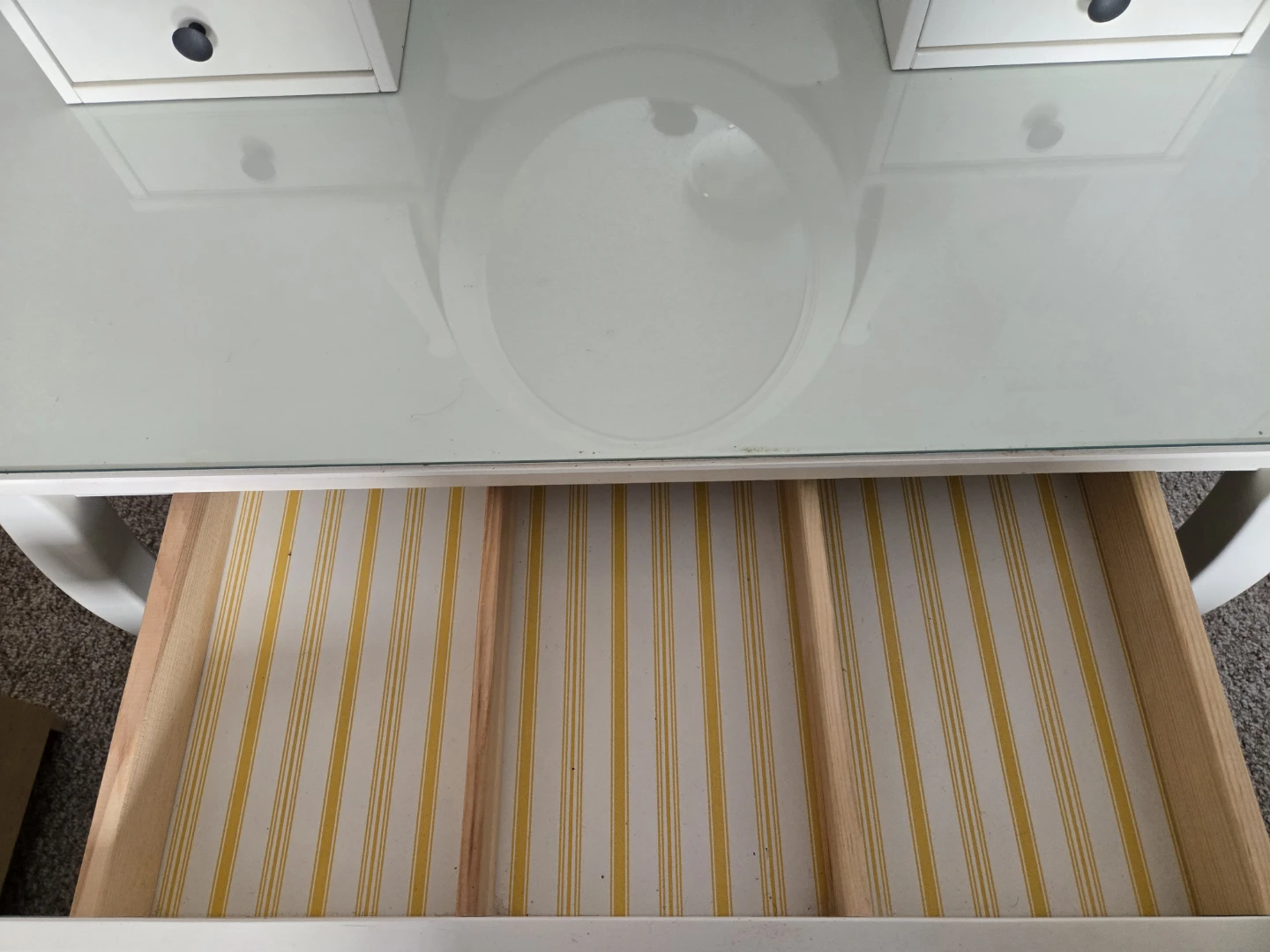 White Vanity Table with Mirror and Drawers - photo 3