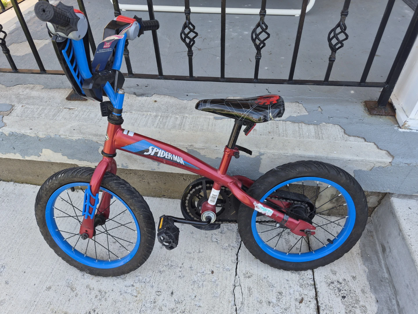 Spider-Man Kids Bike with Helmet and Pads - photo 3