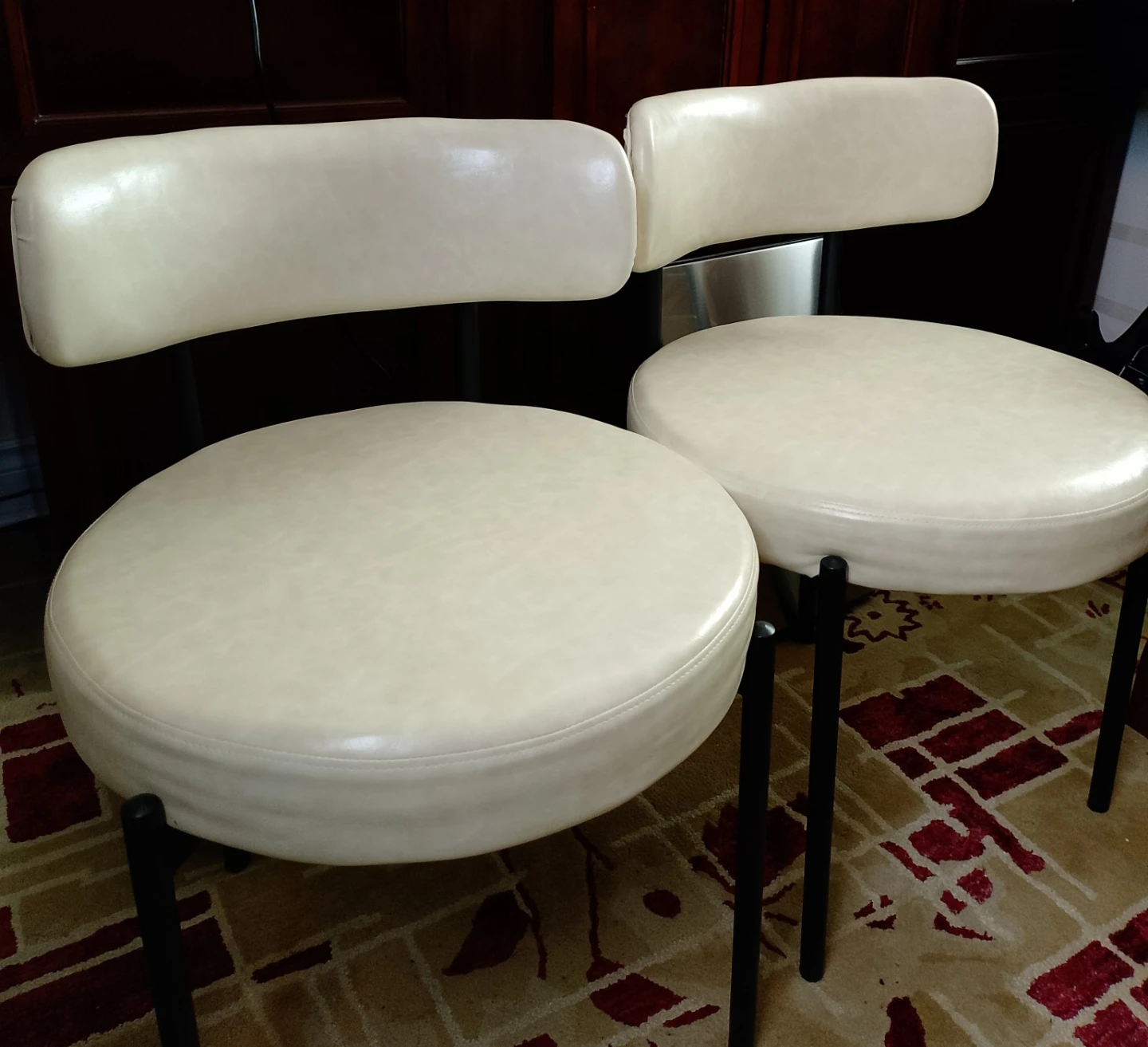 Pair of Cream leather Upholstered Chairs with Black Metal Legs - photo 2