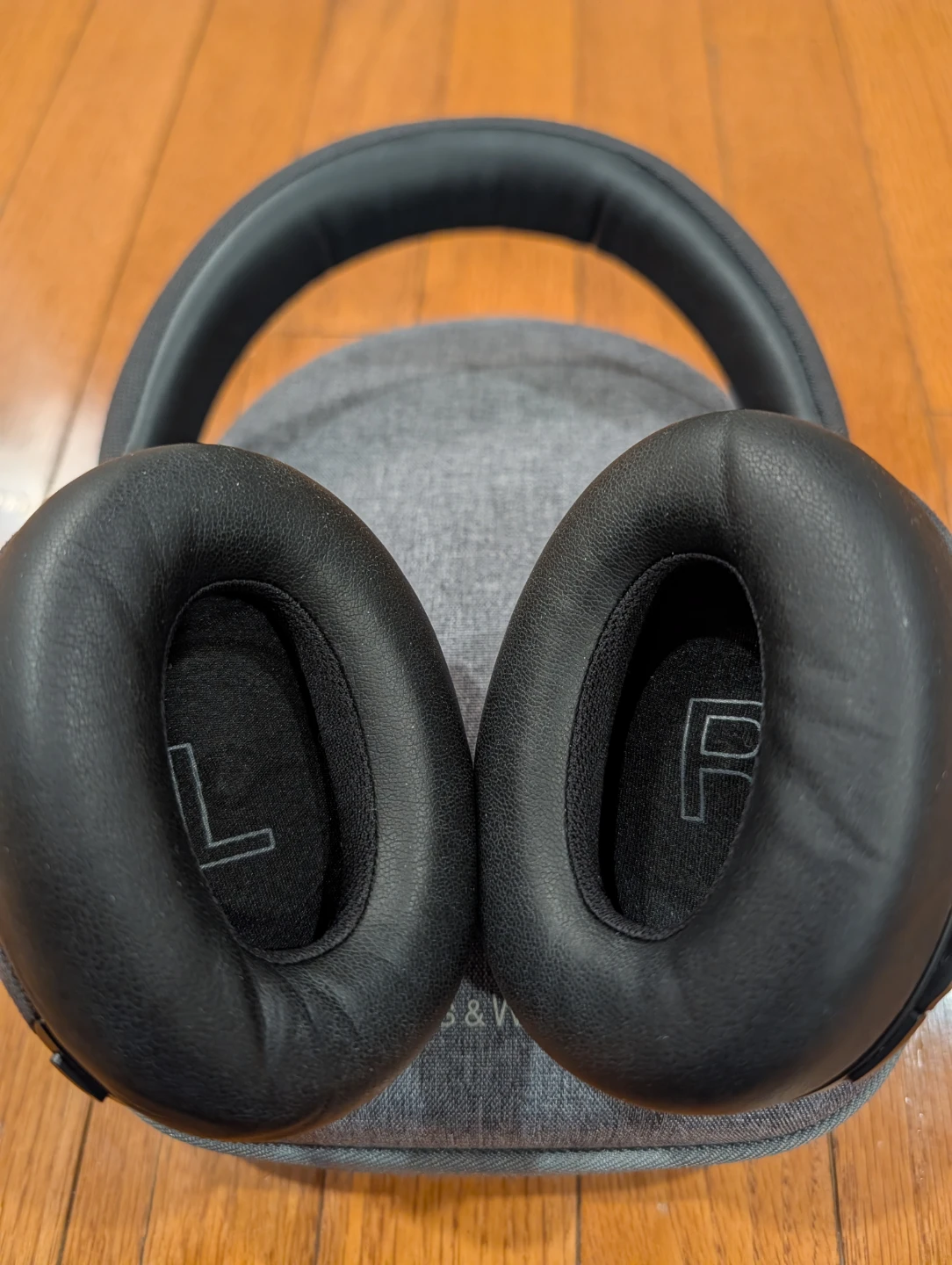Bowers & Wilkins PX7 Carbon Editio to Wireless Headphones - photo 4