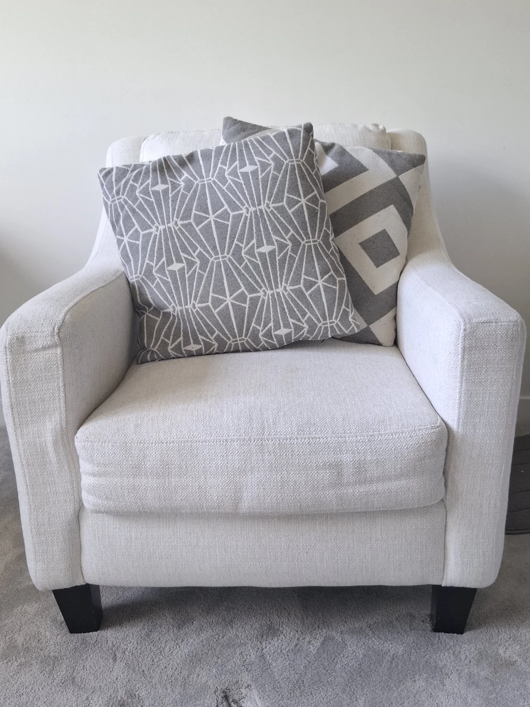 White accent chair with tufted back - photo 3
